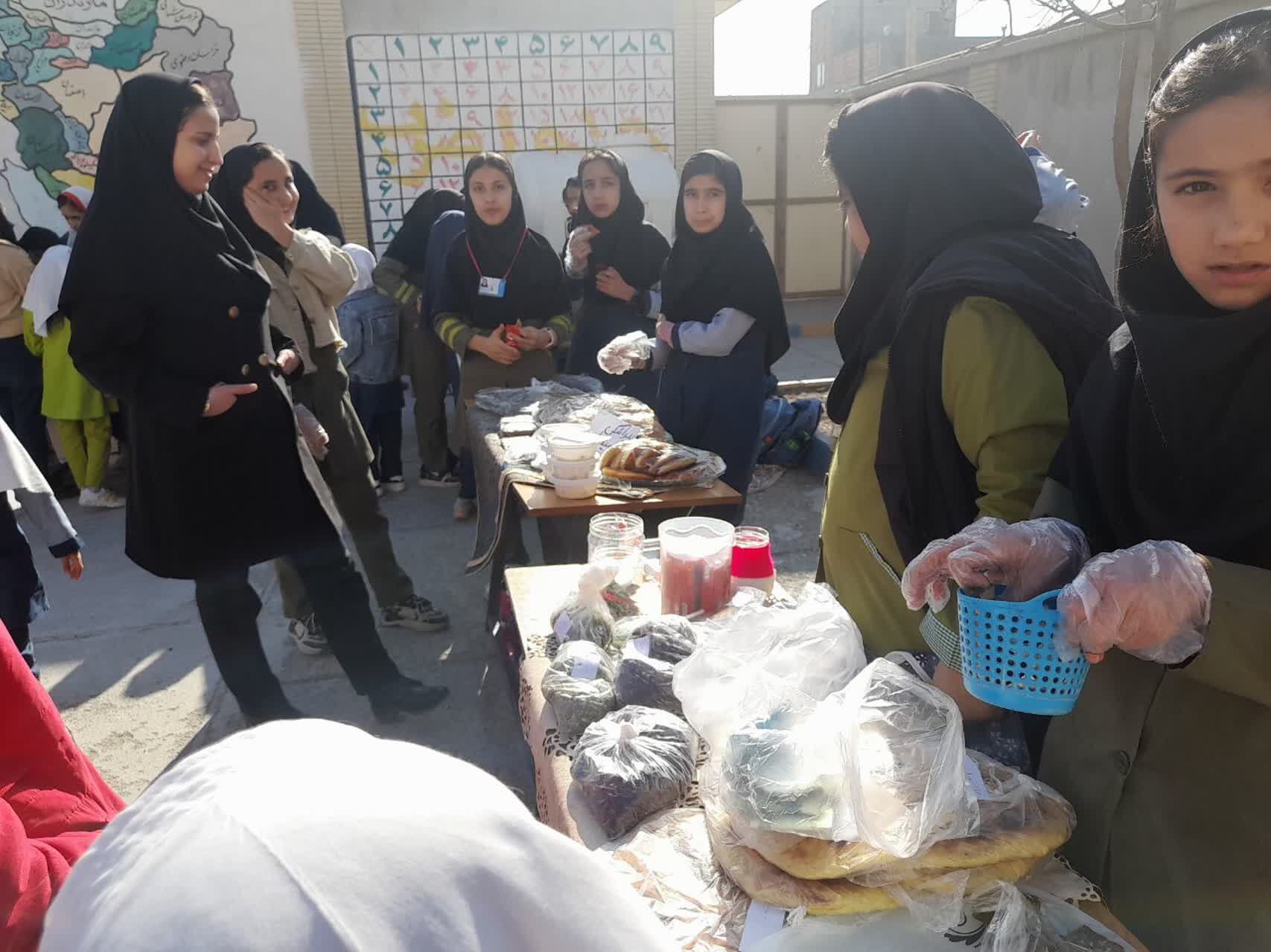 برپایی بازارچه مدرسه‌ای به‌مناسبت دهه فجر در آموزشگاه دخترانه شهید حسن زاده خانلق