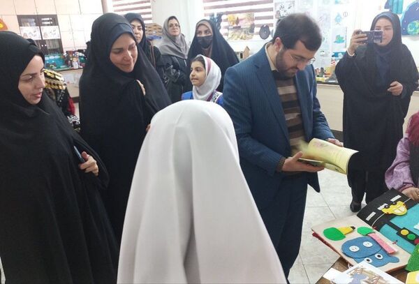 نمایشگاه دست‌سازه‌ها و فعالیت‌های پژوهشی در دبستان آسیه شهرستان ملارد