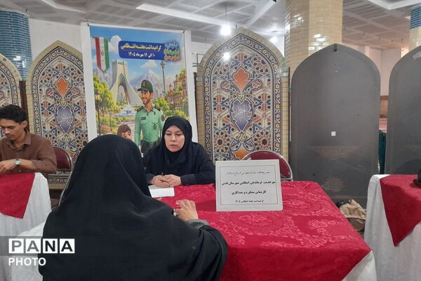 برپایی میز خدمت پلیس در مصلی به مناسبت هفته نیروی انتظامی