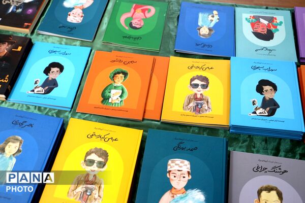  نمایشگاه کتاب شهدای میناب به مناسبت گرامیداشت هفته مقام معلم 