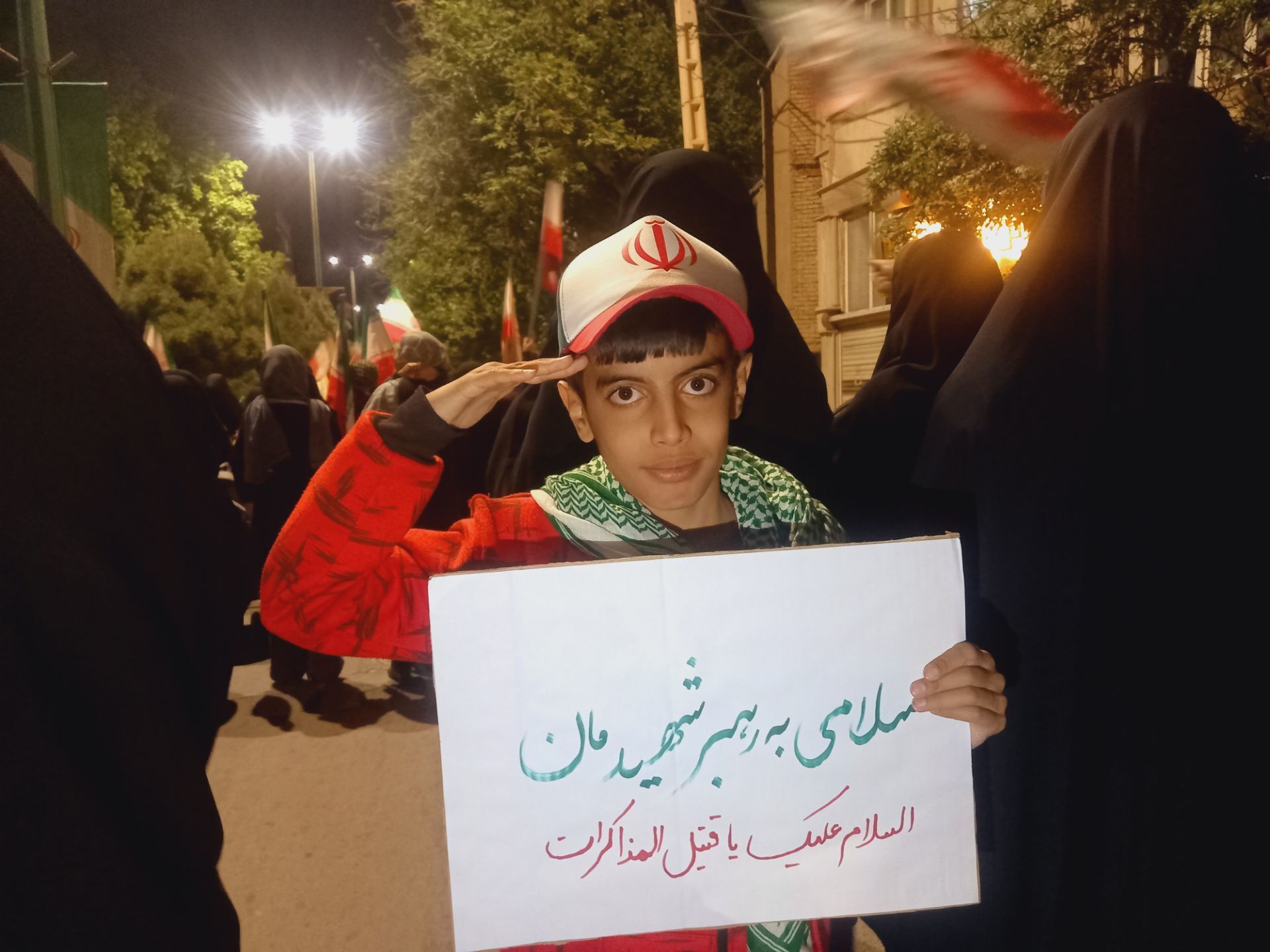 فرقی نمی کند کوچک و بزرگ پای کاریم