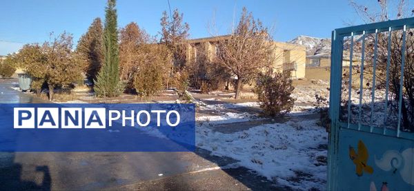 بارش برف، زنگ شادی را در مدرسه عشایری ابن مظاهر به صدا در آورد