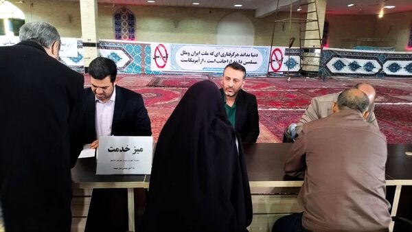 میز خدمت مدیریت آموزش و پرورش اسلامشهر در مصلی نماز جمعه اسلامشهر