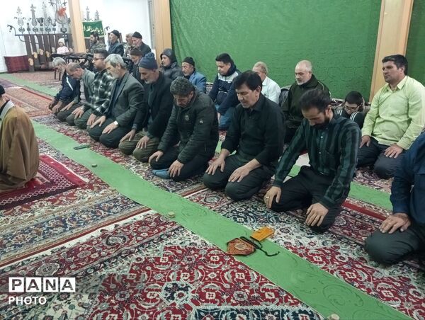 اقامه نماز جماعت همراه با افطاری در مسجد ابوالفضلی نیشابور 