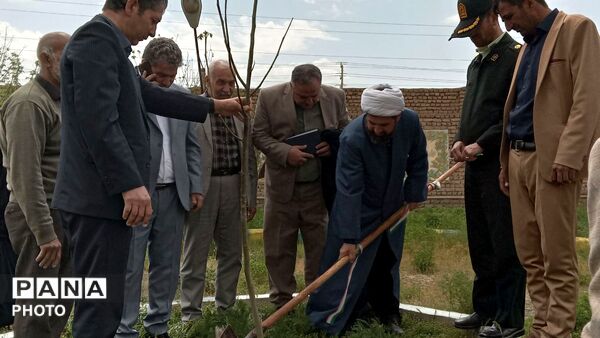 پویش کاشت نهال به یاد شهدای میناب در مدرسه فضیلت