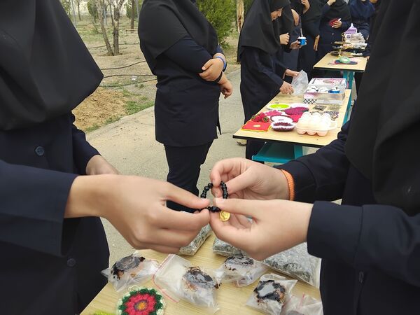 بازارچه‌ کسب‌و‌کار دانش‌آموزی در مدرسه‌ حضرت خدیجه(س) شهر وردنجان