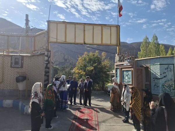برگزاری ویژه‌ برنامه هفته فرهنگی در دبیرستان حضرت فاطمه‌زهرا(س) شهرستان فیروزکوه