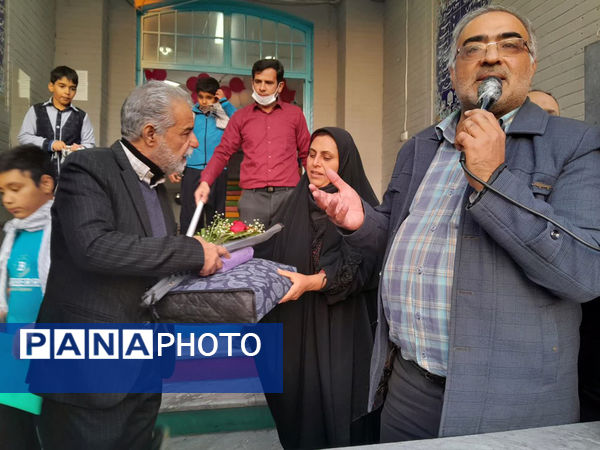 تقدیر دانش‌آموزان یک مدرسه در قم از پدر شهید کریمی