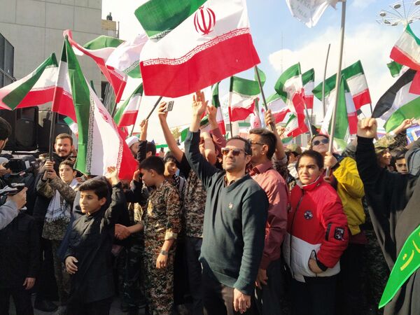 راهپیمایی  روز دانش آموز در مشهد با قلب هایی از جنس عزای حضرت فاطمه (س)