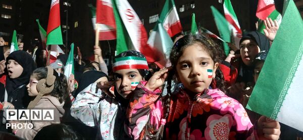 حضور دهه‌نودی‌ها در راهپیمایی میدان شهرداری ساوجبلاغ