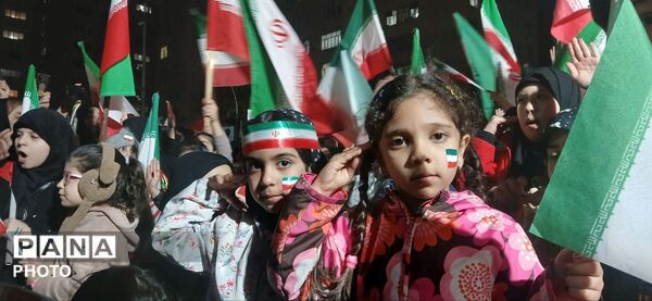 حضور دهه‌نودی‌ها در راهپیمایی میدان شهرداری ساوجبلاغ