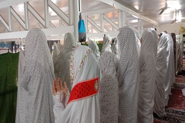 اقامه نماز جماعت باحضور معتکفین در مسجد جامع شهر بار نیشابور 