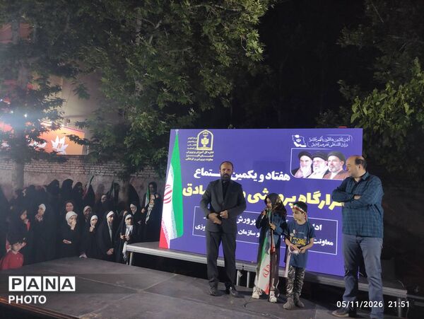رونمایی از بزرگترین پرچم جمهوری اسلامی ایران در ابعاد هزار متر مربع 