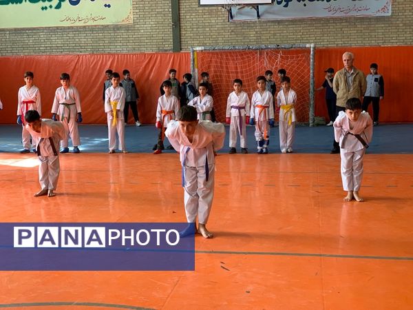 برگزاری فعالیت‌های ورزشی درون مدرسه‌ای در دبستان معلم آشخانه 