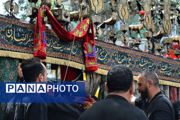پرچم‌های عزا بر فراز حرم امام رضا(ع)