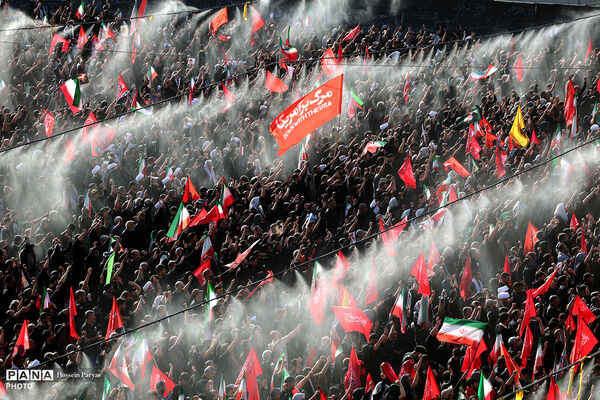  اقامه نماز بر پیکر مطهر رهبر شهید انقلاب و شهدای خانواده ایشان