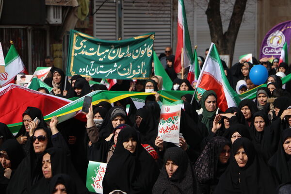شکوه همبستگی مردم آباده در راهپیمایی ۲۲ بهمن
