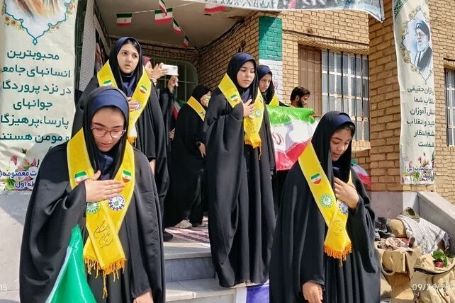 اهتزاز پرچم در مدرسه حضرت معصومه(س) شهر جعفریه 