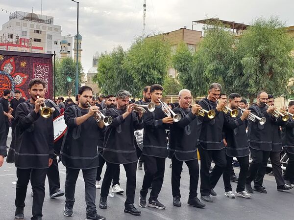 استقبال عزاداران حسینی از کاروان نمادین اسرای کربلا در قم