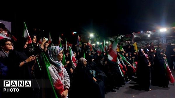 حضور پرشور مردم در تجمع انقلابی، صحنه‌ای از همبستگی و آرمان‌خواهی