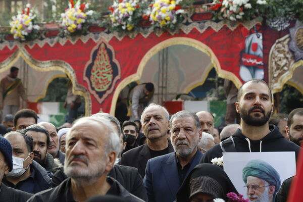 وداع باشکوه مردم با شهدای گمنام در قلب پایتخت