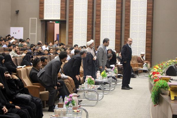 تقدیر از دانش‌آموزان و فرهنگیان برگزیده مسابقات قرآنی در استان قم