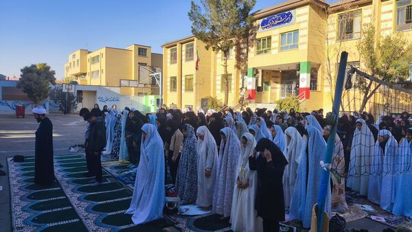 نماز جماعت باران در آموزشگاه شهید فتحی‌پور ناحیه یک شهرستان بهارستان