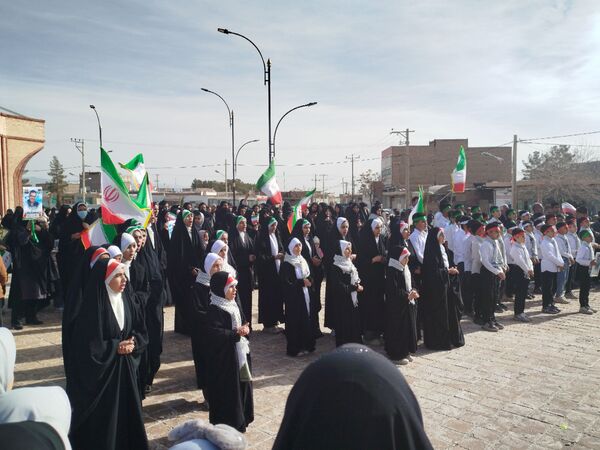 نسل آینده در راهپیمایی ۲۲ بهمن شهرستان کندر دیده شد
