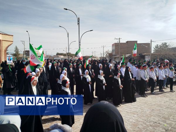 نسل آینده در راهپیمایی ۲۲ بهمن شهرستان کندر دیده شد