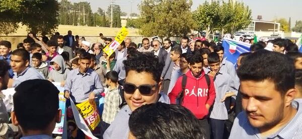 حضور نسل فهمیده ها در راهپیمایی 13 آبان 