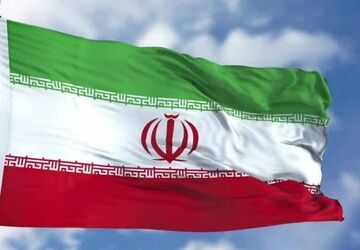  ادای احترام دانش‌آموزان دبستان کوثر نسبت به پرچم ایران