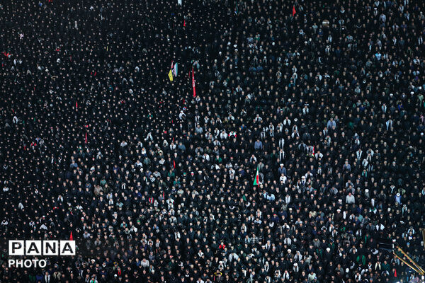 اقامه نماز بر پیکر مطهر رهبر شهید انقلاب در حرم مطهر رضوی-۲