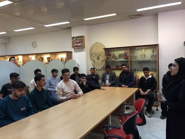 بازدید دانش آموزان دبیرستان نمونه آیت‌الله خامنه‌ای از دانشکده پزشکی دانشگاه فردوسی مشهد
