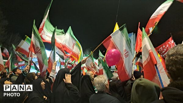 مردم کرج با راهپیمایی‌های هرشب مشت محکمی بر دهان دشمنان متجاوز زدند