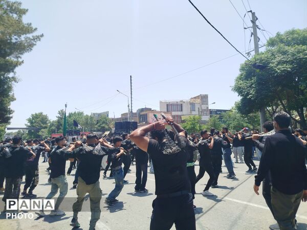 خیابان امام در روز تاسوعای حسینی حال و هوای دیگری میدهد 
