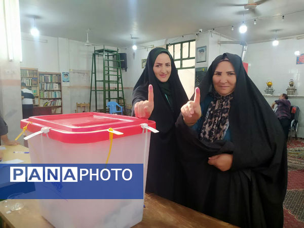 حضور کودکان به همراه والدین در شعبه‌های اخذ رأی