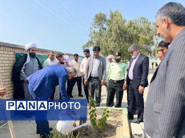 آغاز سال تحصیلی با کاشت درخت به یاد شهدای دانش‌آموز در سیریک