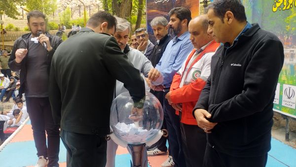 پیاده‌روی خانوادگی بروجنی‌ها