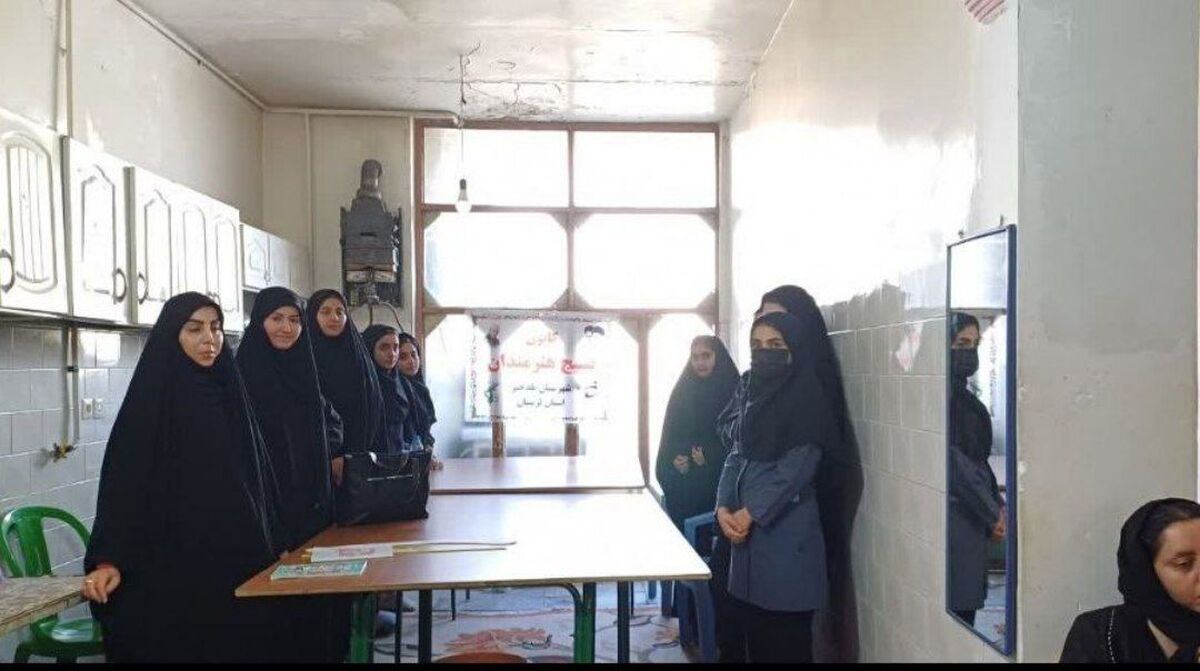 بازدید علمی دانش‌آموزان هنرستان معصومیه پلدختر از کارگاه خیاطی «شیک‌پوشان»