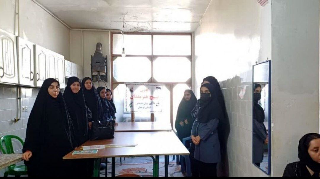 بازدید علمی دانش‌آموزان هنرستان معصومیه پلدختر از کارگاه خیاطی «شیک‌پوشان»