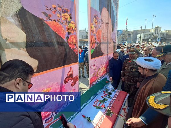 گلباران تمثال امام خمینی (ره) توسط دانش‌آموزان عجب‌شیر 