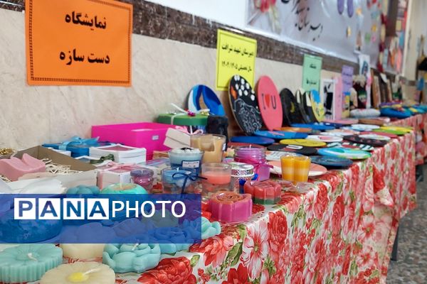 افتتاحیه نمایشگاه «مدرسه انقلاب» در مدرسه شهید شرافت بهارستان‌دو