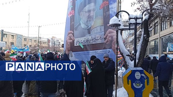 راهپیمایی ۲۲ بهمن در مشهد با حضور فرمانده واحدهای حوزه ۱۹ بسیج دانش‌آموزی منطقه تبادکان