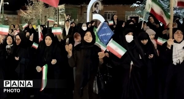 میدان با شما و خیابان ها با ما