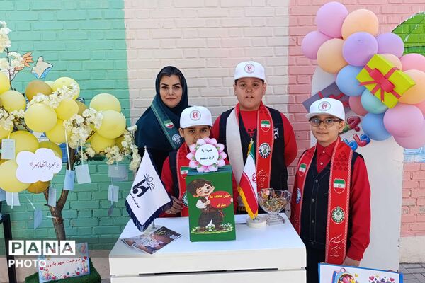 جشن عاطفه‌ها در دبستان ایمان همزمان با سراسر کشور