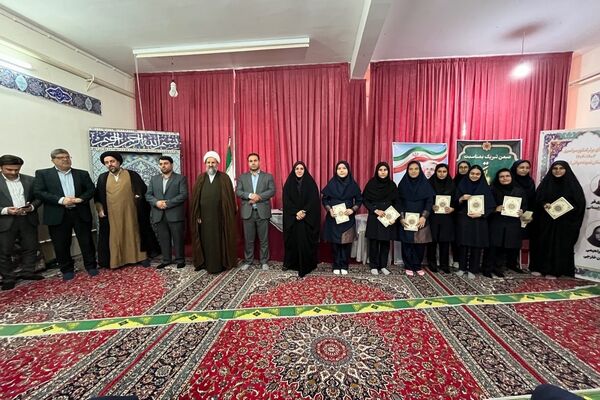 برپایی نماز جماعت همراه با بزرگداشت و تجلیل از مقام‌آوران دانش‌آموزی مدرسه نمونه دولتی ارشاد