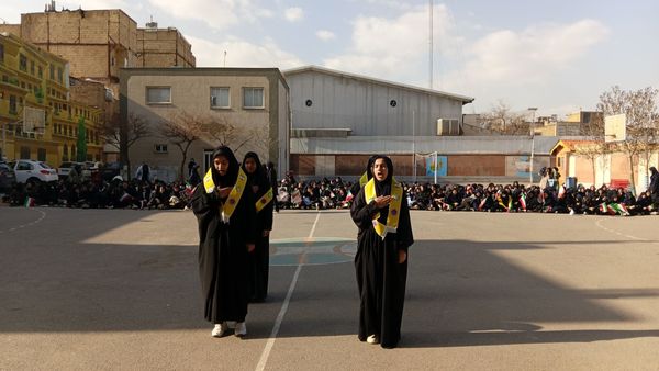  تجدید بیعت با ایستادگی در دبیرستان دخترانه ذبیح الله هوشیار