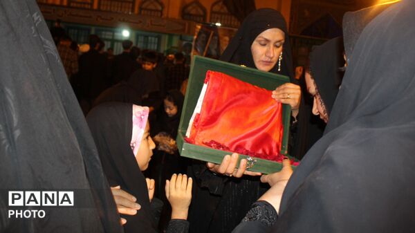 رونمایی از پرچم متبرک حرم امام حسین (ع) در شب عاشورایی در شهرستان مارگون