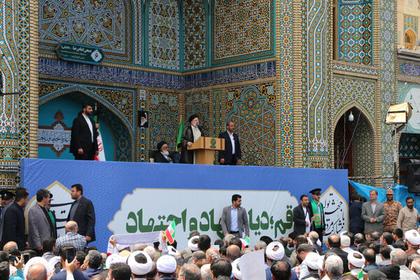 حضور پرشور نوجوانان قمی در آیین استقبال از رئیس جمهوری 