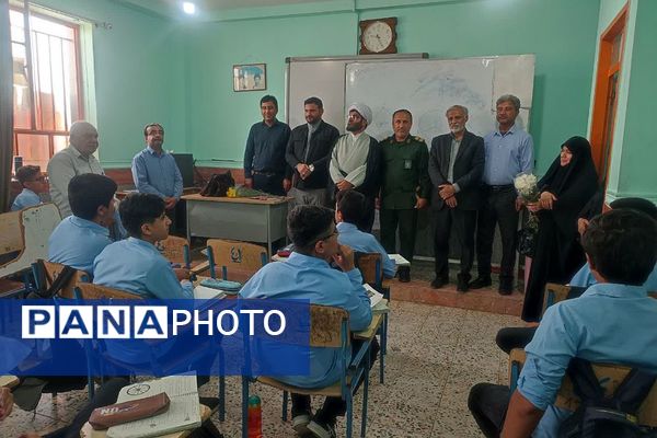 تجلیل از مدیر و کارکنان مدرسه نمونه رازی سعدآباد